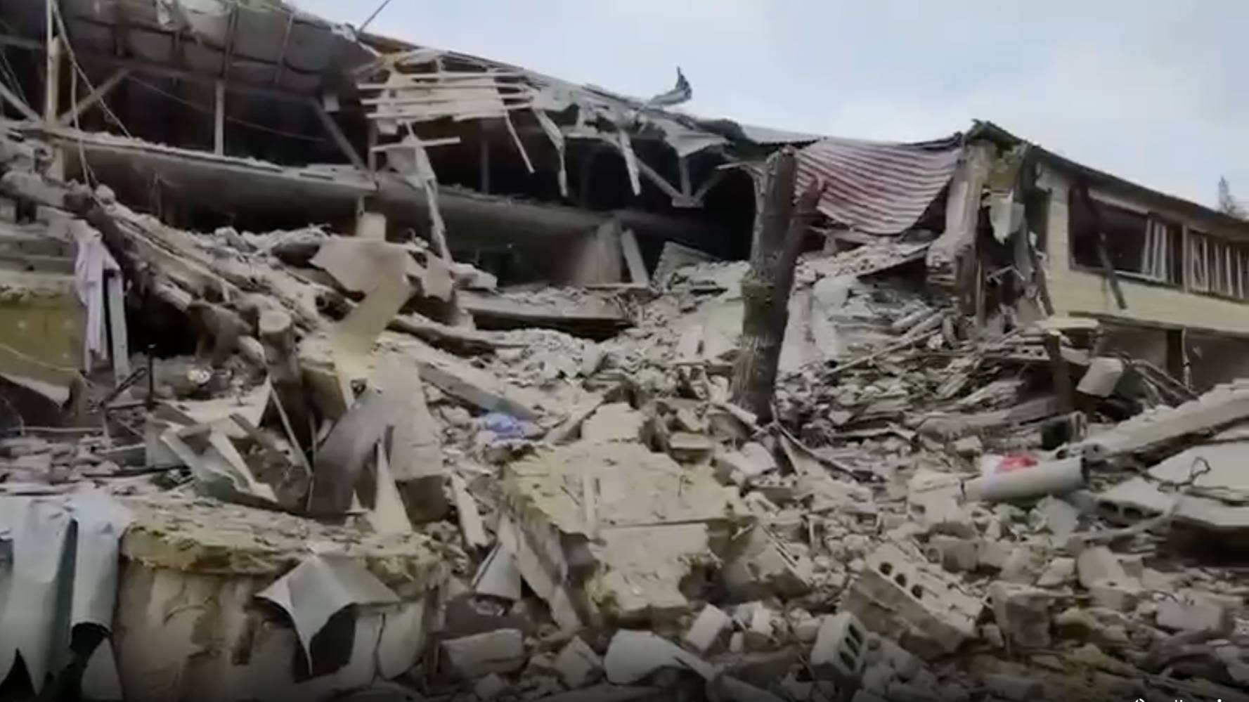 Появилось видео разрушенной до основания больницы в Новоайдаре после обстрела ВСУ
