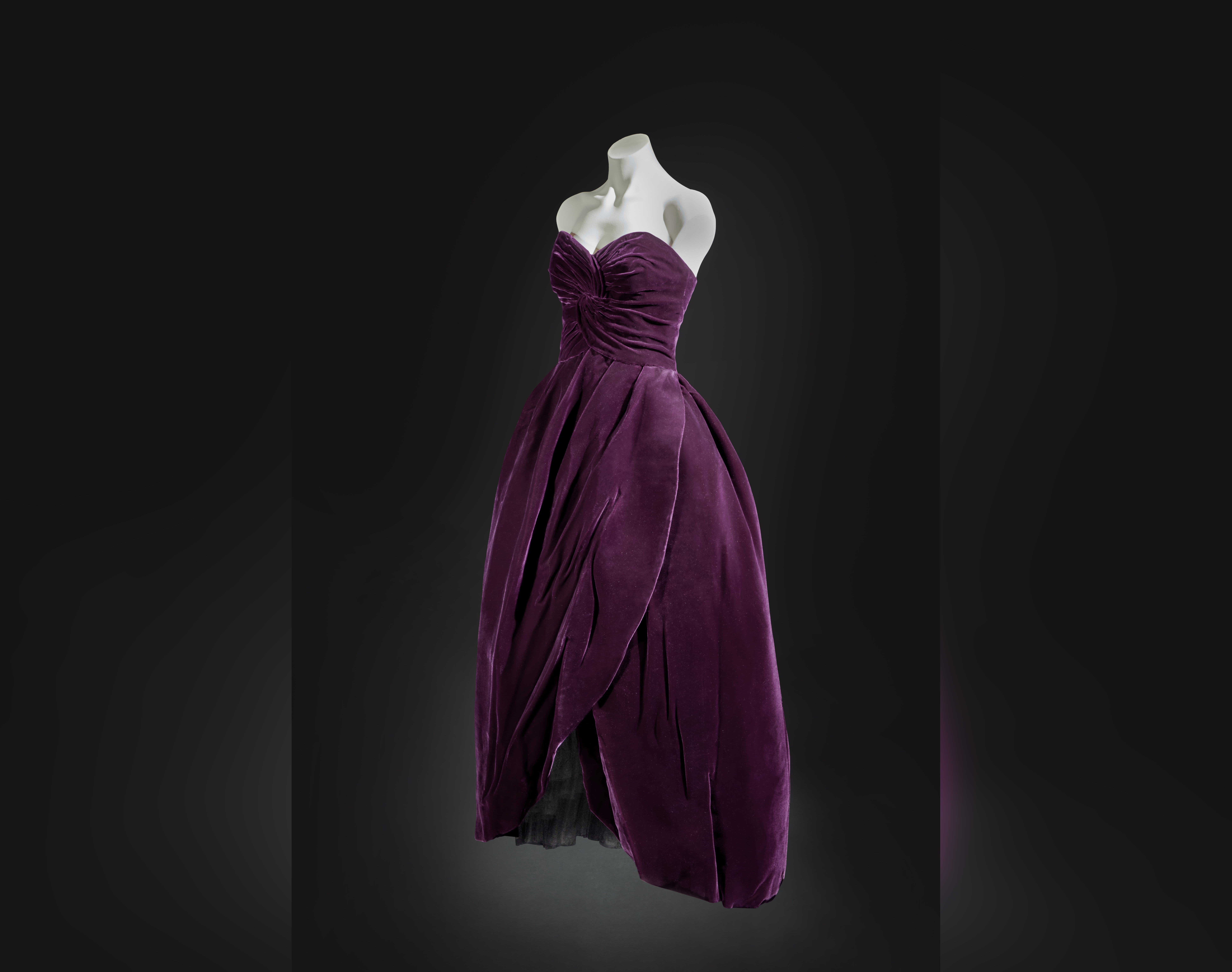 Вечернее платье принцессы Дианы продали на аукционе за рекордные 604,8 тысячи долларов