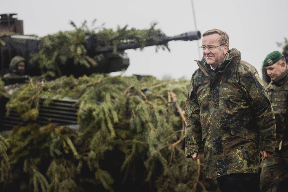 Министра обороны ФРГ поймали на попытке обелить своё имя перед немцами