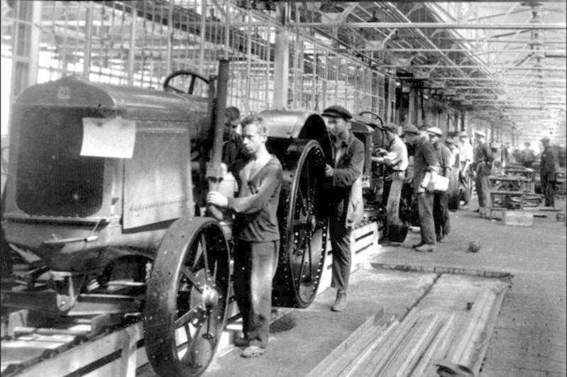 В цеху Сталинградского тракторного завода, 1930 год. Фото © Wikipedia