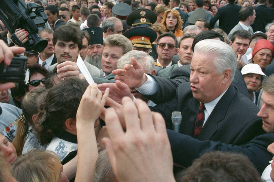 Президент РФ Борис Ельцин во время встречи с волгоградцами на Аллее Героев. Фото © ТАСС / Александр Чумичев