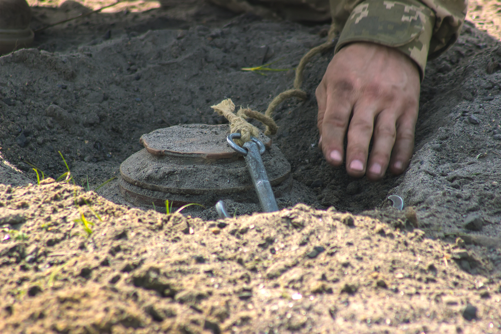 Трое азербайджанских солдат ранены при подрыве военного грузовика на мине