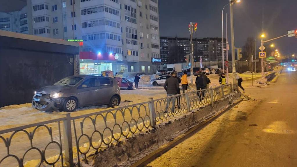 Летела на красный: Камера сняла, как 20-летняя россиянка на Chevrolet сбила группу пешеходов на тротуаре