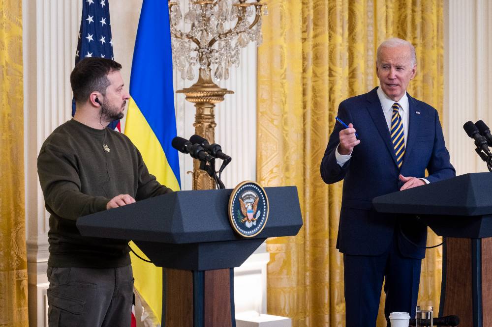 Денег нет, но вы держитесь: Почему США могут кинуть Киев к лету 2023-го