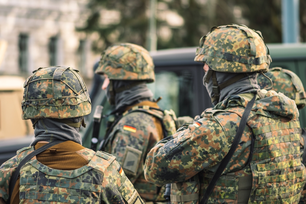 Министр обороны ФРГ назвал ошибкой отмену призыва в армию