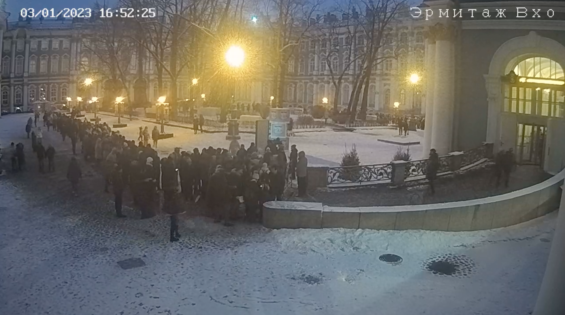 Вид на очередь в Эрмитаж, стоящую на Дворцовой площади. Скришот © geocam.ru