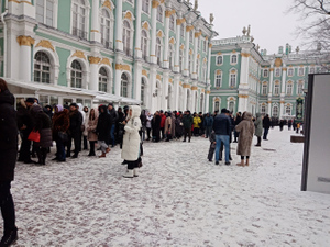 Желающие культурно обогатиться выстроились в огромную очередь у входа в Эрмитаж
