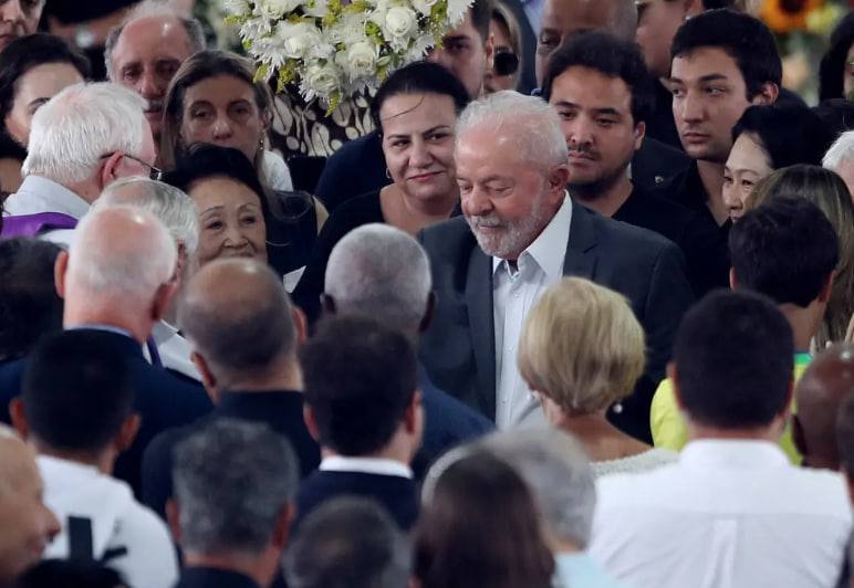 Президент Бразилии Лула да Силва приехал проститься с Пеле. Обложка © Twitter / huaira_runa