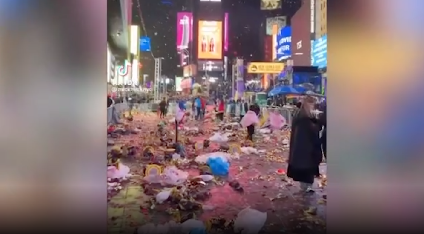 Американцы бурно встретили Новый год на Таймс-сквер, оставив огромные горы мусора