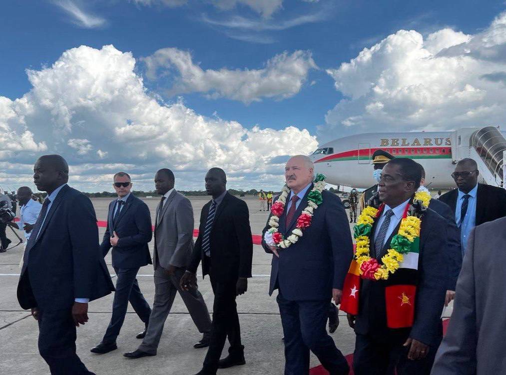 Лукашенко встретили в Зимбабве с танцами, песнями и цветами