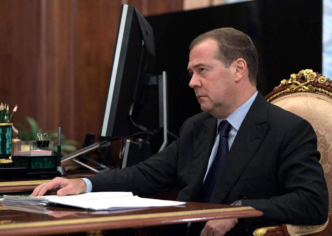 Медведев осудил попытки недружественных стран 