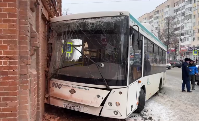В центре Уфы столкнулись два автобуса, а пострадал в итоге старинный особняк