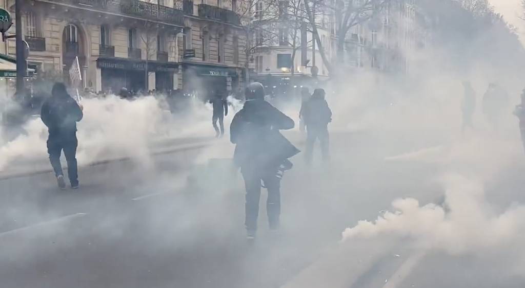 В Париже протестуют против пенсионной реформы, полицейские применили слезоточивый газ