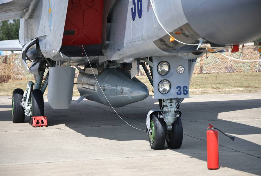 Самолёт-истребитель МиГ-31К, укомплектованный гиперзвуковой ракетой АРК "Кинжал". Фото © ТАСС / Михаил Терещенко
