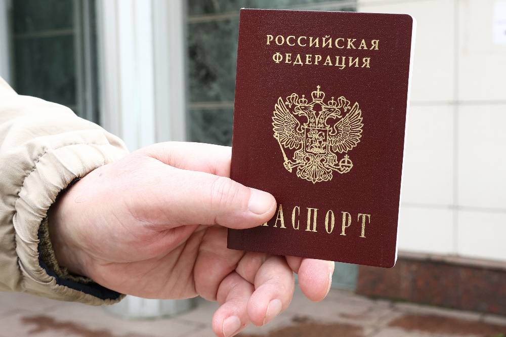 Стало известно, сколько иностранцев в 2022 году получили российский паспорт