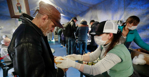 Москвичам рассказали, как они могут помочь бездомным в новогодние праздники