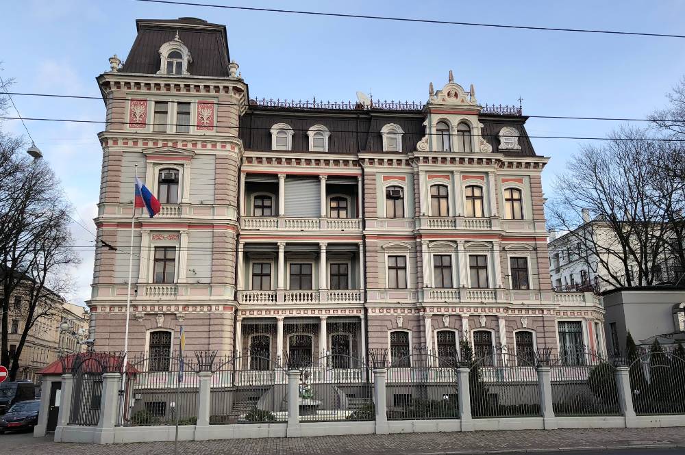 Полиция прибыла в Посольство РФ в Риге из-за посылки с неизвестным веществом