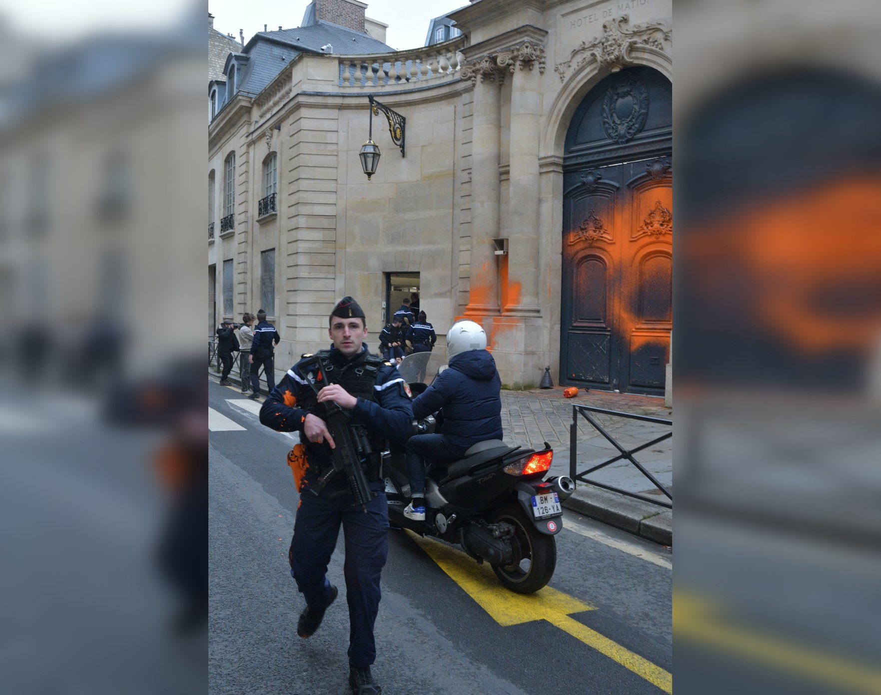 В Париже задержали экоактивистов, обливших краской фасад резиденции премьера Франции