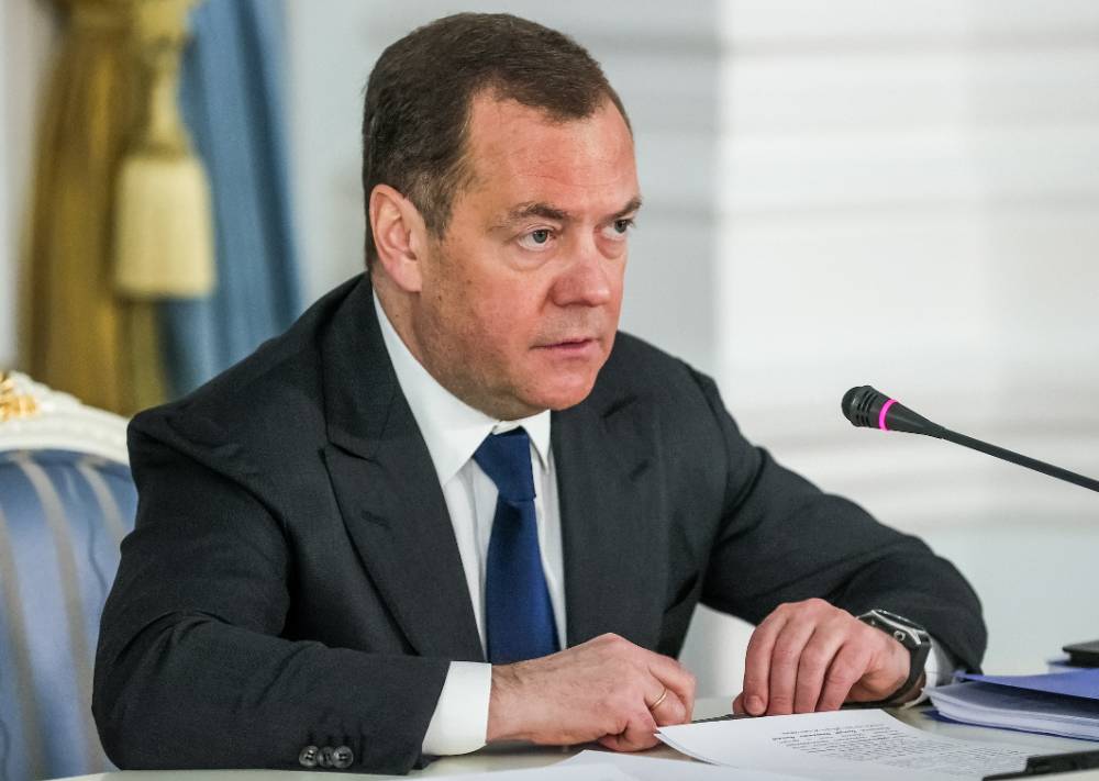 Медведев процитировал Оруэлла, отвечая на слова Столтенберга о поставках оружия Киеву