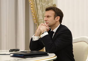 Макрона призвали перестать "изображать из себя миллиардера" из-за помощи Украине