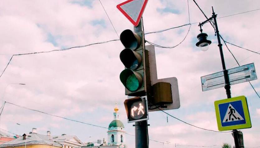 На светофорах в России с 1 марта появится пешеход со стрелкой