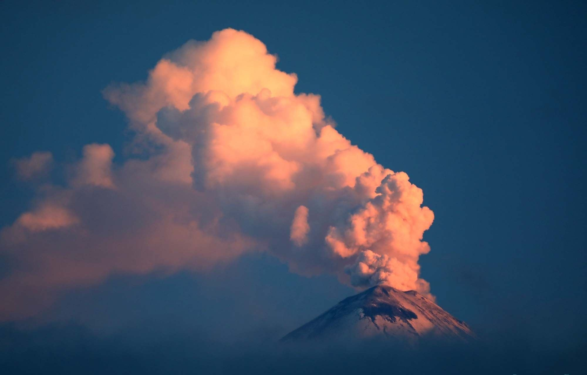Камчатский вулкан Шивелуч выбросил столб пепла высотой 7,5 км