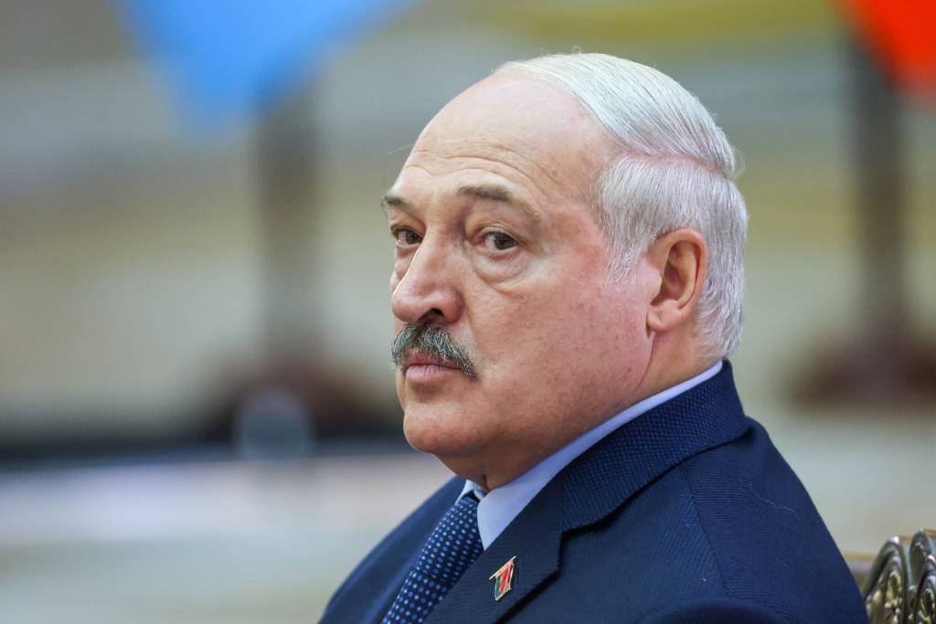 Лукашенко подписал закон, позволяющий лишать гражданства уехавших из страны экстремистов