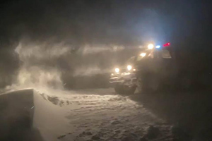 Казахстанские спасатели эвакуировали 12 россиян, попавших в снежную бурю на автодороге