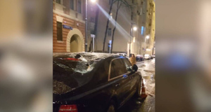 В Москве на "аурус" стоимостью около 40 млн рублей рухнула глыба льда