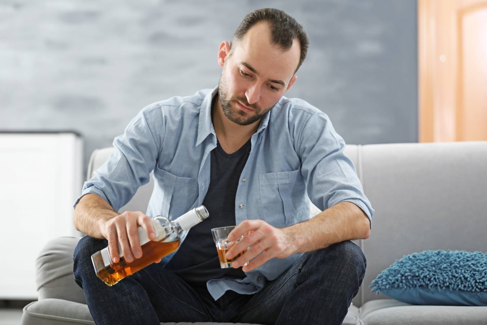 Нарколог указал на факторы, которые говорят о чрезмерном пристрастии к алкоголю