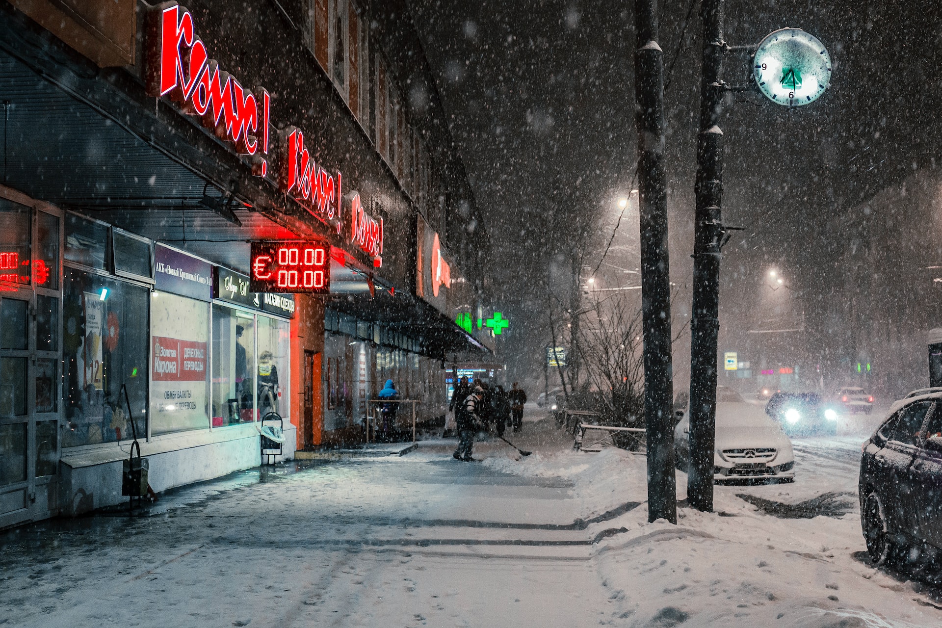 Москвичей предупредили об обильном снегопаде и метели на выходных