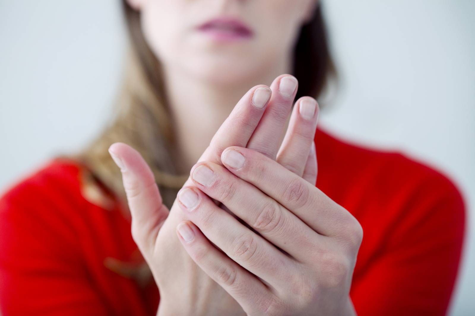 Терапевт предупредил, о чём могут сигнализировать внезапно похолодевшие руки