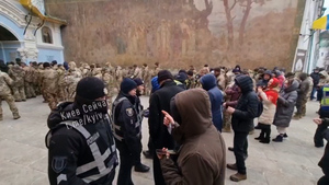 Украинские силовики проводят проверку документов у входа в Киево-Печерскую лавру