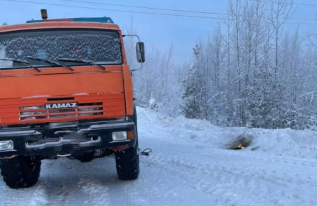 В Югре сотрудники ДПС спасли водителя, который замёрз на трассе из-за сломавшегося КамАЗа