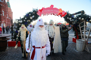 Деды Морозы из 14 российских регионов встретились в Москве