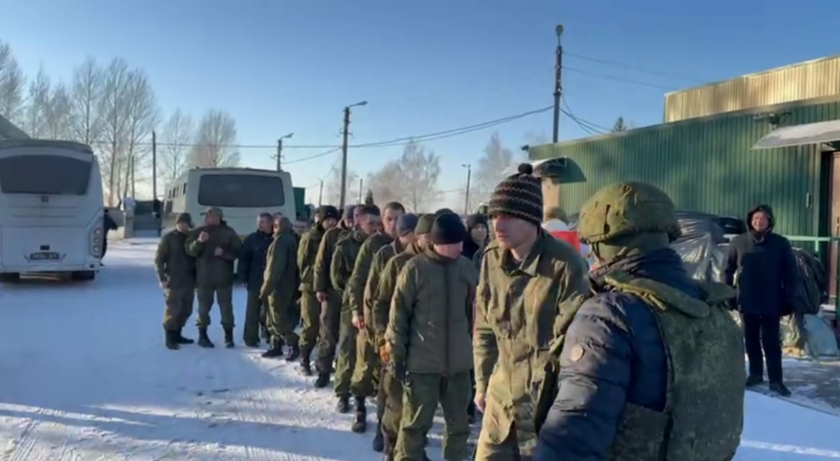 Опубликовано видео возвращения 50 российских военнослужащих после обмена пленными