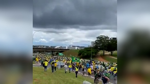 Сторонники экс-президента Бразилии устроили беспорядки в столице и захватили здание Конгресса