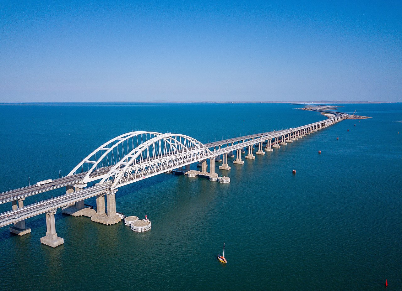 Движение автомобилей на Крымском мосту приостановят 10 января из-за ремонтных работ