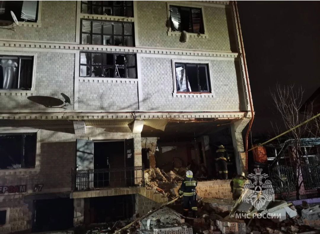 МЧС: Три человека пострадало при взрыве газа в жилом доме в Хасавюрте