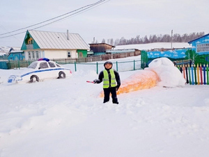 Жительница Башкирии слепила из снега гаишника и распугала местных лихачей