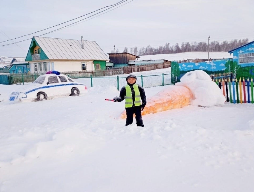 В Башкирии местная жительница слепила из снега инспектора ДПС. Обложка © VK / Башҡортостаным | яңылыҡтар