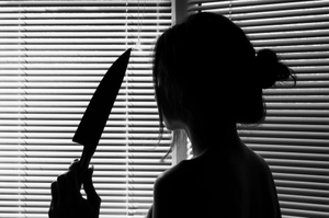 В Коломне 23-летняя мать ударила ножом в живот семилетнего сына
