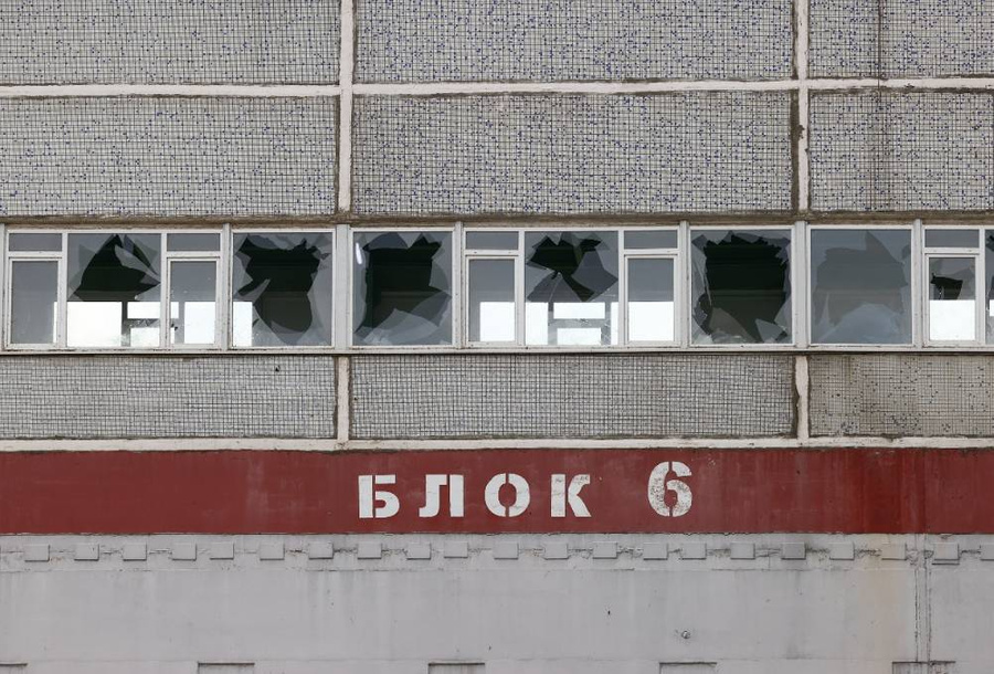 Разбитые окна 6-го блока Запорожской АЭС. Фото © ТАСС / Сергей Мальгавко 