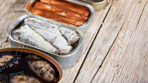 Селёдка или бургер: Эксперт оценил пользу и вред рыбных консервов и сравнил их с фастфудом