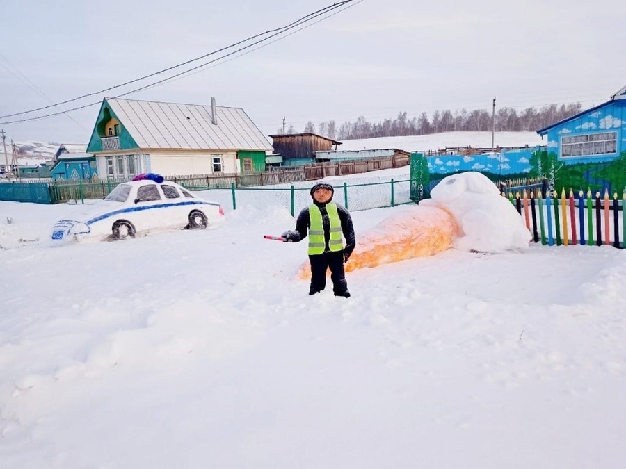 Снежный гаишник из Башкирии. Фото © VK / bashkortostanim 