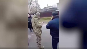"Пришли с автоматами": В Сети завирусилось видео схватки украинок с военным из-за раздачи повесток