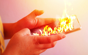 Школьник из Новосибирска чуть не сгорел заживо из-за зарядки смартфона