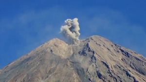 На высочайшем вулкане острова Ява всего за шесть часов произошло 15 извержений