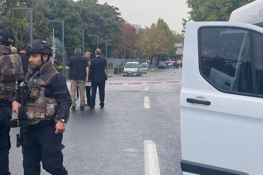 Террорист подорвал себя у въезда в здание МВД в Анкаре. Обложка © Twitter / yekvucutcom