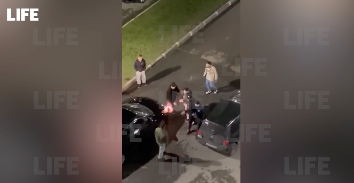 Зачем ты ей звонил: Массовая драка из-за девушки в Ленобласти попала на видео
